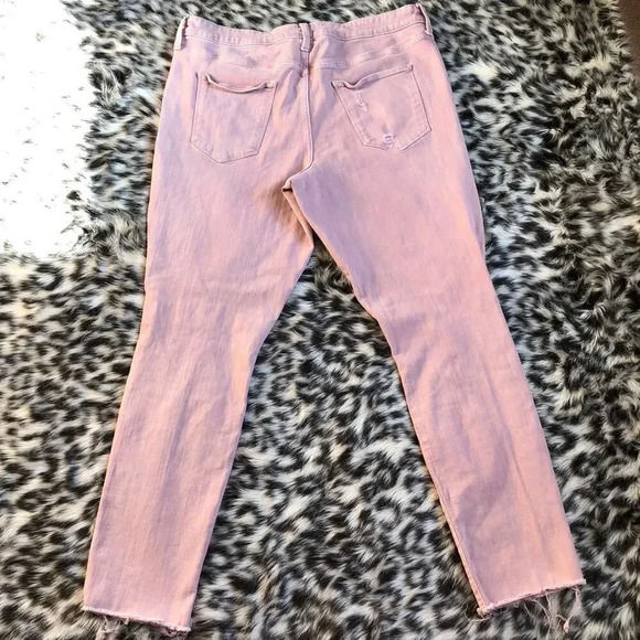 Universal Thread women Distressed Pink Jeans size 16/33R Pockets - Picture 2 of 4